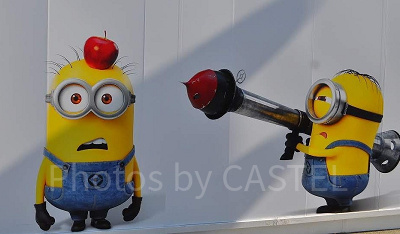 ミニオンのフォトスポット（工事中の年間パスセンターの工事壁）