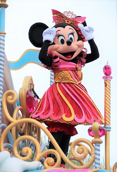 「私とおそろいのカチューシャね」とジェスチャーするミニー