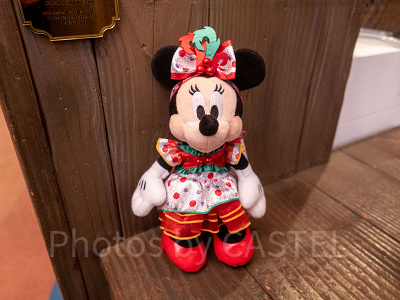 トータリー・ミニーマウスグッズ】歴代のコスチュームを着た