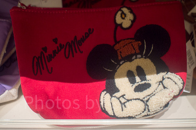 おすすめ】ディズニーランドで買えるポーチ20選！おしゃれヒロイン