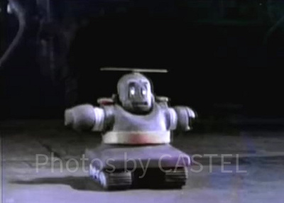 これからシンセサイザーに変身するマイナードモ