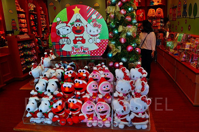 ワゴンにディスプレイされたモッピーのぬいぐるみ/セサミストリート・キッズ・ストア