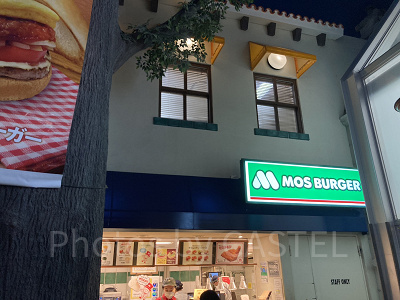モスバーガーのパビリオン併設の店舗では実際に食事を提供／キッザニア東京