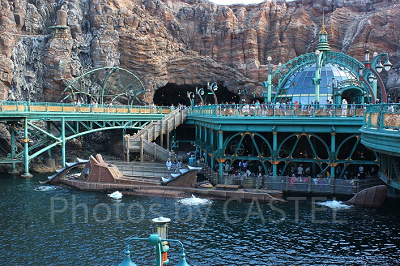 ノーチラス号（左下）