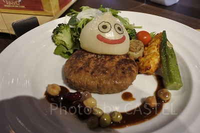 ニジゲンノモリ「ドラゴンクエストアイランド」／丸ごとたまねぎスライムのハンバーグ