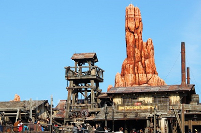 お盆休みディズニー：人気アトラクションを楽しむ