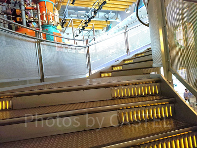 パン・ギャラクティック・ピザ・ポート：2階へと続く階段