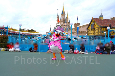 シンデレラ城を背景に映るパレードのデイジー