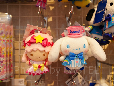 パレードパラレルマスコットホルダー（ララ・シナモロール）