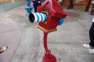 ロケット花火が直撃したパーキングメーター