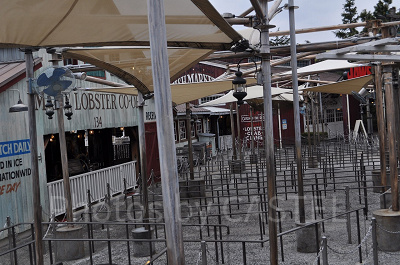 USJジョーズの待ち列を形成する通路