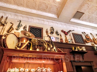 棚の上に物がたくさんある質屋エリア