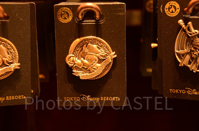 海外ディズニー★隠れミッキーピンバッジ4個セット パイレーツオブカリビアンなど 海外ディズニー☆隠れミッキーピンバッジ4個セット パイレーツ