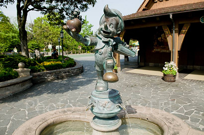 ディズニー】パークの噴水がフィギュアになった！？新発売の