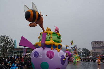 ハチミツ以外も食べてみてはいかがだろうかと思っていそうなピグレットとハチミツが食べたいプーさん