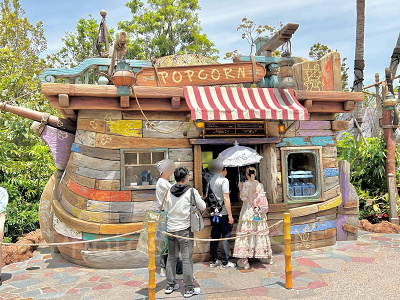 フェアリー・ティンカーベルのビジーバギー前のポップコーンワゴン