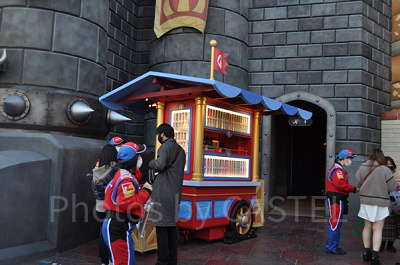 クッパ城前のパワーアップバンド販売カート