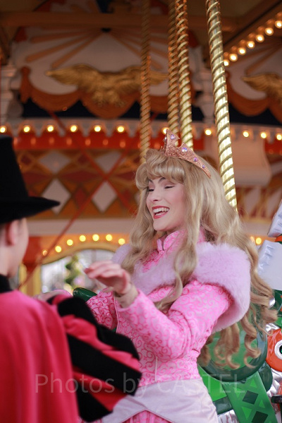 フィリップ王子にエスコートされるオーロラ姫。