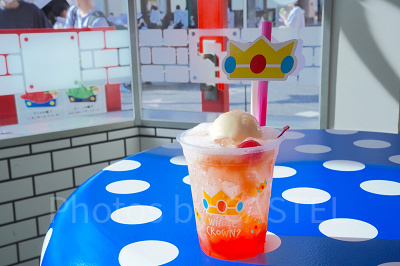 ピーチ姫のクリームソーダ(写真中央)