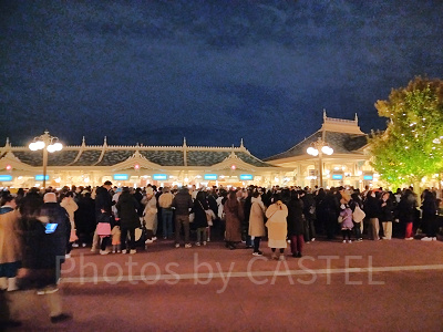 貸切ディズニー：貸切営業の開園30分前の様子。かなり空いている方です。