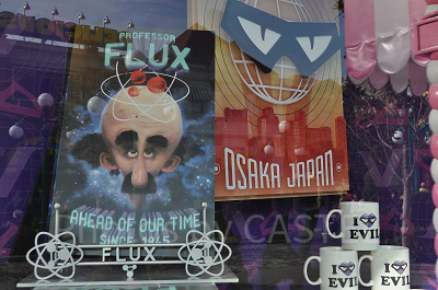 フレックス教授のポスター(左)