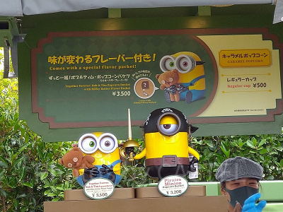 指定のポップコーンバケツを購入すること