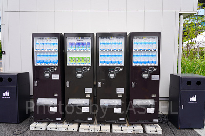 Q&A(写真はチームラボプラネッツ豊洲の建物外にある自販機)