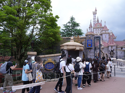 美女と野獣“魔法のものがたり”の待ち列（2022年7月11時20分ごろ）