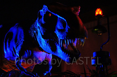 大暴れするティラノサウルス