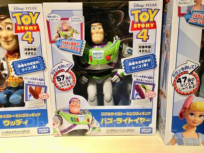 リアルサイズトーキングフィギュア(バズ・ライトイヤー)