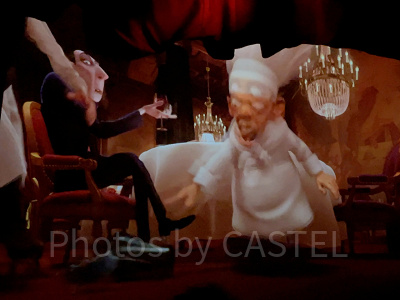 キッチンからダイニングエリアに飛び出すレミー