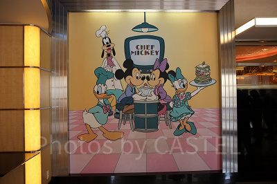 店頭に飾られたレトロなイラスト☆