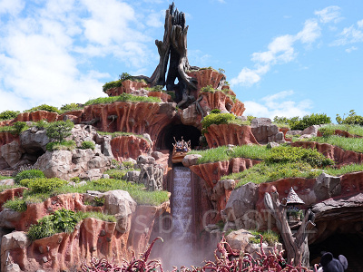 絶叫がこだまするスプラッシュ・マウンテン