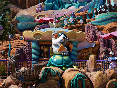 望遠鏡をのぞくスカットル