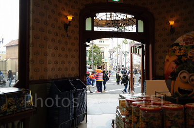 カリフォルニアコンフェクショナリーの外ではセサミキャラクターがグリーティング中