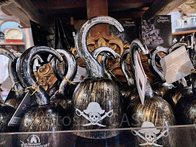 上海ディズニーカリブの海賊グッズ：海賊のかぎづめおもちゃ