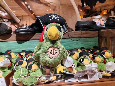 上海ディズニーカリブの海賊グッズ：海賊オウムのぬいぐるみ