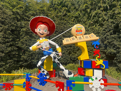 上海ディズニートイストーリーランド：入り口の巨大なジェシーは喋ります！