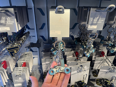 上海ディズニートロングッズ:リング付ライトサイクルキーチェーン