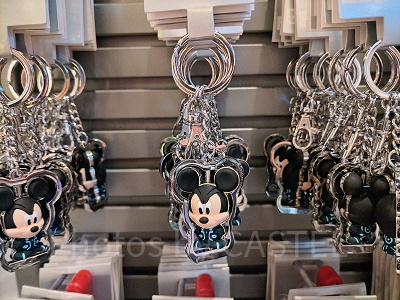 上海ディズニートロングッズ:リング付トロンミッキーのキーチェーン