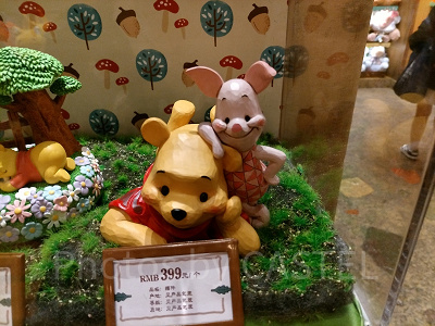 上海ディズニーくまのプーさんグッズ:プーさん&ピグレットのフィギュア