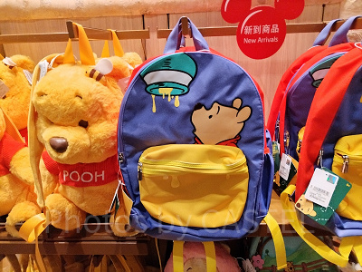 上海ディズニーくまのプーさんグッズ:プーさんのミニリュック(プーさんとはちみつ)