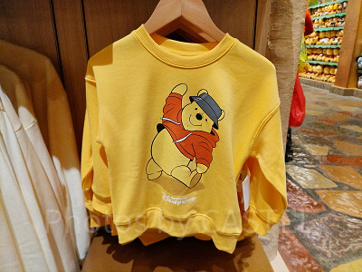 上海ディズニーくまのプーさんグッズ:ストリート風プーさんデザインの黄色シャツ(子供)