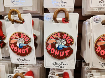 上海ディズニーズートピアグッズ：ジュディ＆ビッグドーナツのピンバッジ