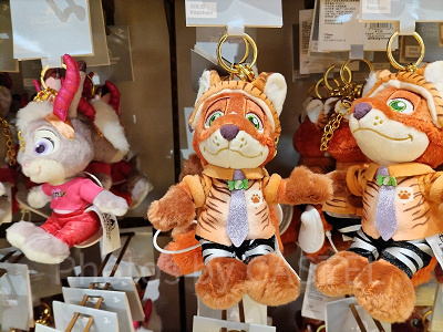 上海ディズニーズートピアグッズ：ニックのガゼルコンサート衣装のぬいぐるみキーチェーン