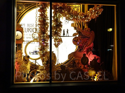 ショーウィンドウ。「時計」にまつわるキャラクターが集められています！