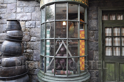 映画『ハリー・ポッター』シリーズに登場するクィディッチで使用する実物大ボールなどが飾られたショーウインドウ/USJ