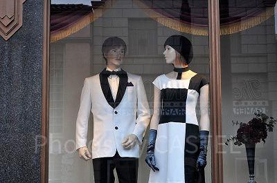 ハリウッド・ドリーム・ザ・ライドのショーウインドー（マネキンが着ているのはハリドリ担当のUSJクルーのユニフォーム）