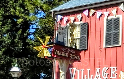 お店の前にある看板・ペグおばさん