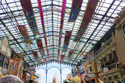 ワールドバザールで銀テープが舞ってきました